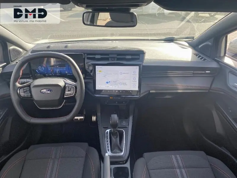 Vue intérieure avant du Ford Puma gris, tableau de bord avec écran tactile et volant multifonction.