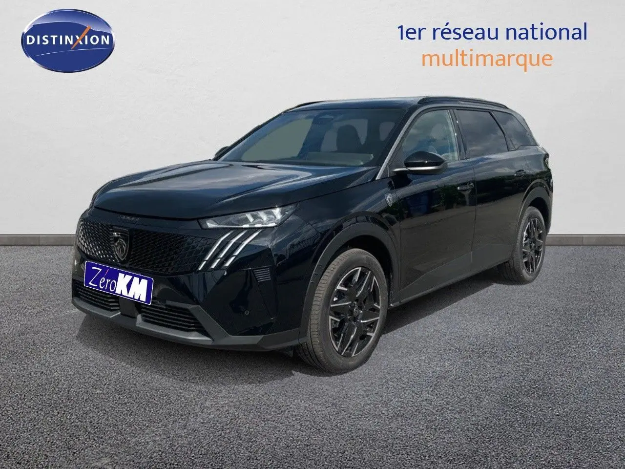 Peugeot 5008 Hybrid noir perle métal en 3/4 avant droit, avec calandre distinctive et jantes noires.