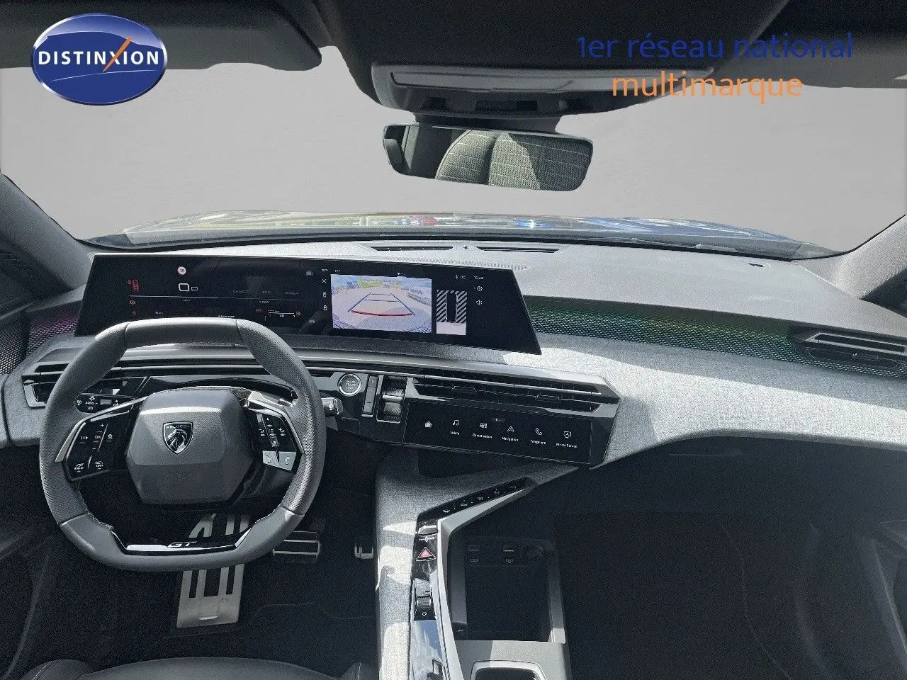 Intérieur du Peugeot 5008 Hybrid 2025 vu de face, tableau de bord moderne avec écran tactile et volant compact noir.
