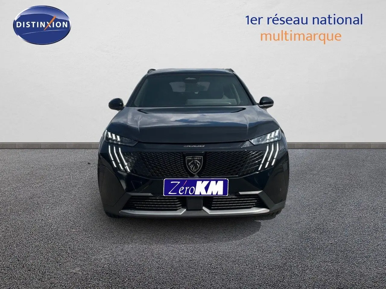 Vue frontale d'un Peugeot 5008 noir perle métal 2025 avec feux LED distinctifs et calandre imposante.