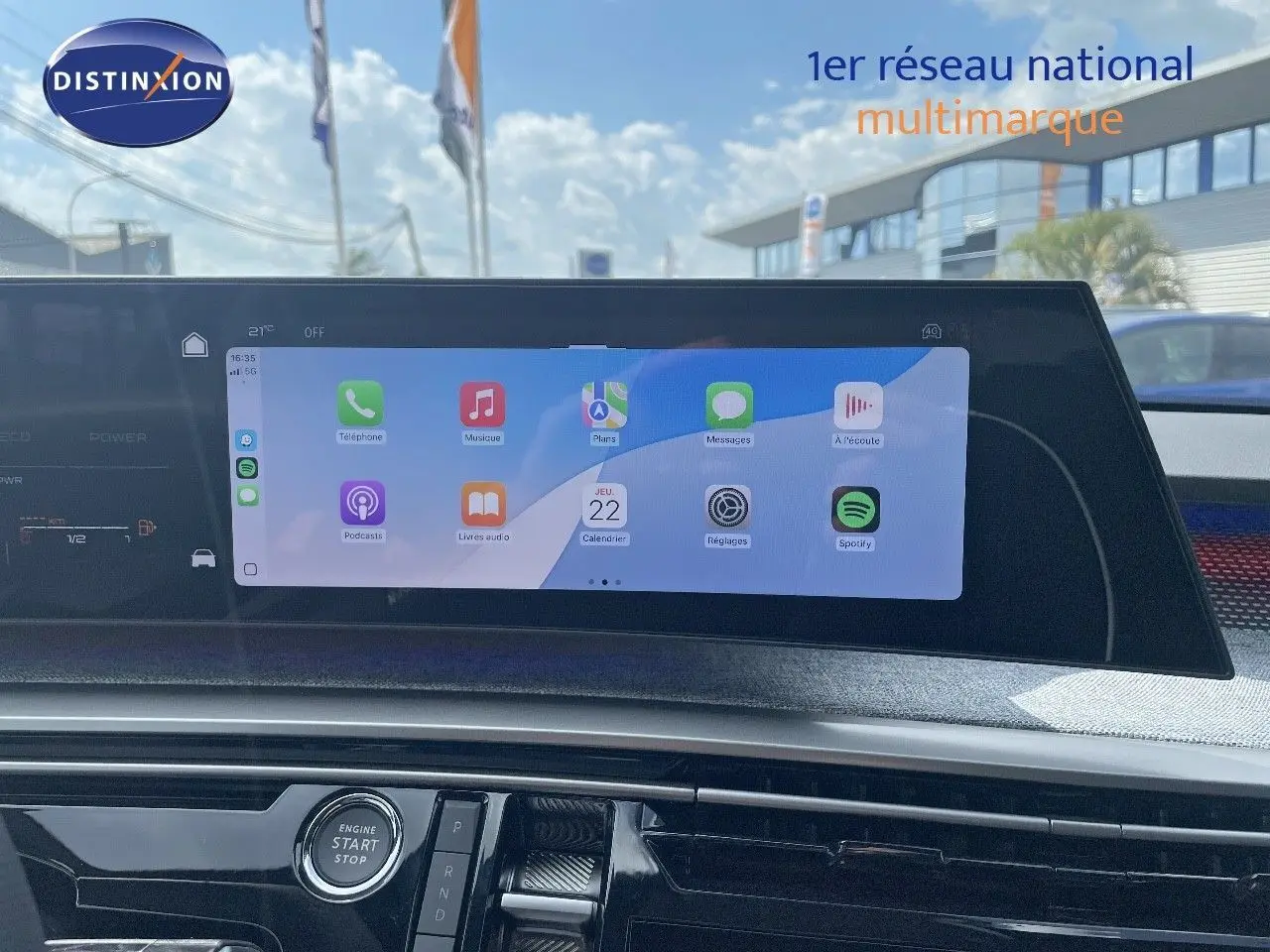 Écran tactile central avec interface Apple CarPlay dans l'habitacle d'un Peugeot 5008 noir perle métal 2025.