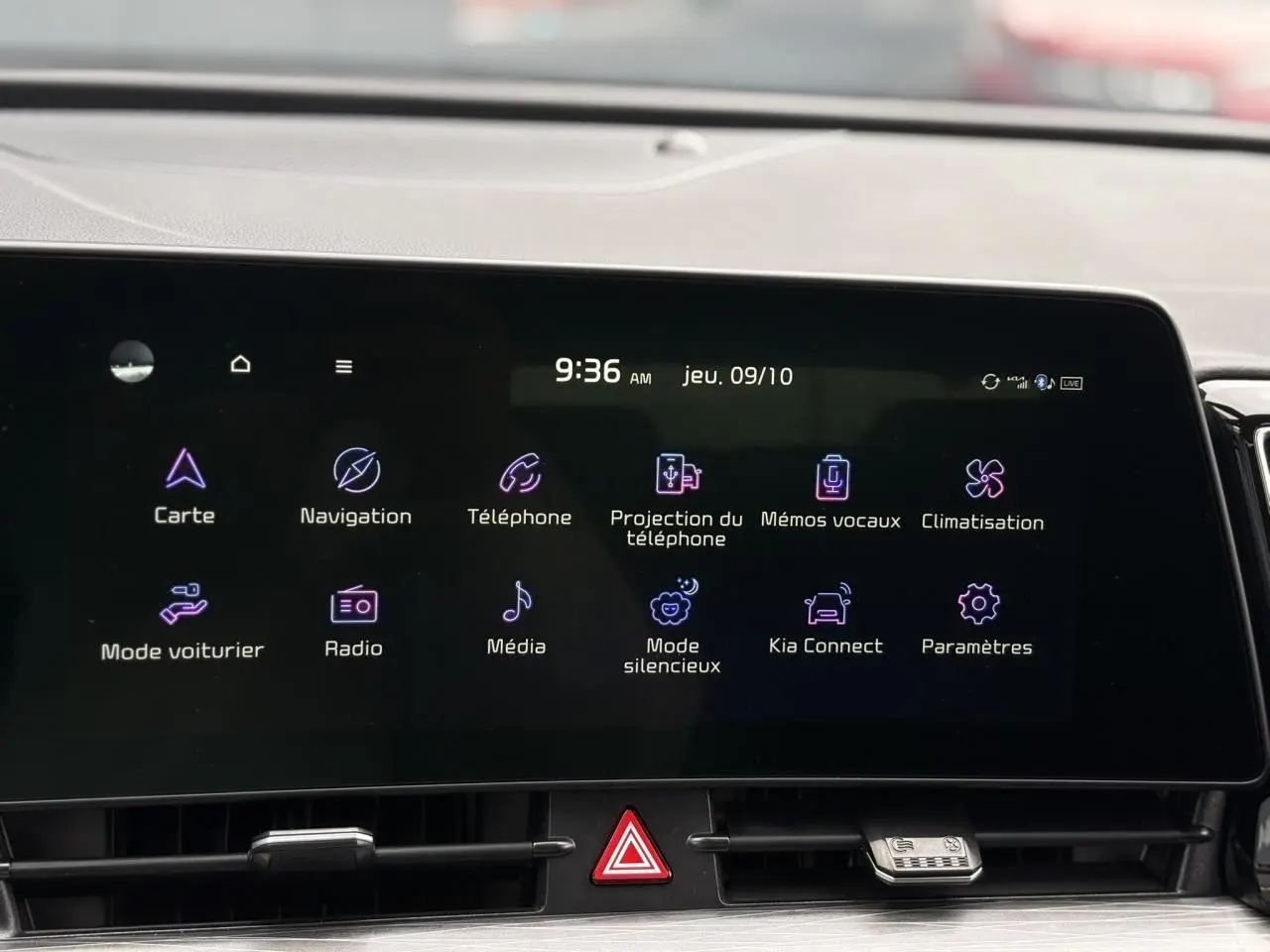 Écran tactile 12,3 pouces du Kia Sportage 2025 affichant les options de navigation et multimédia.