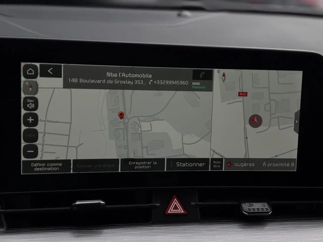 Écran tactile 12,3 pouces du GPS intégré du Kia Sportage gris perle, affichant une carte de navigation détaillée.