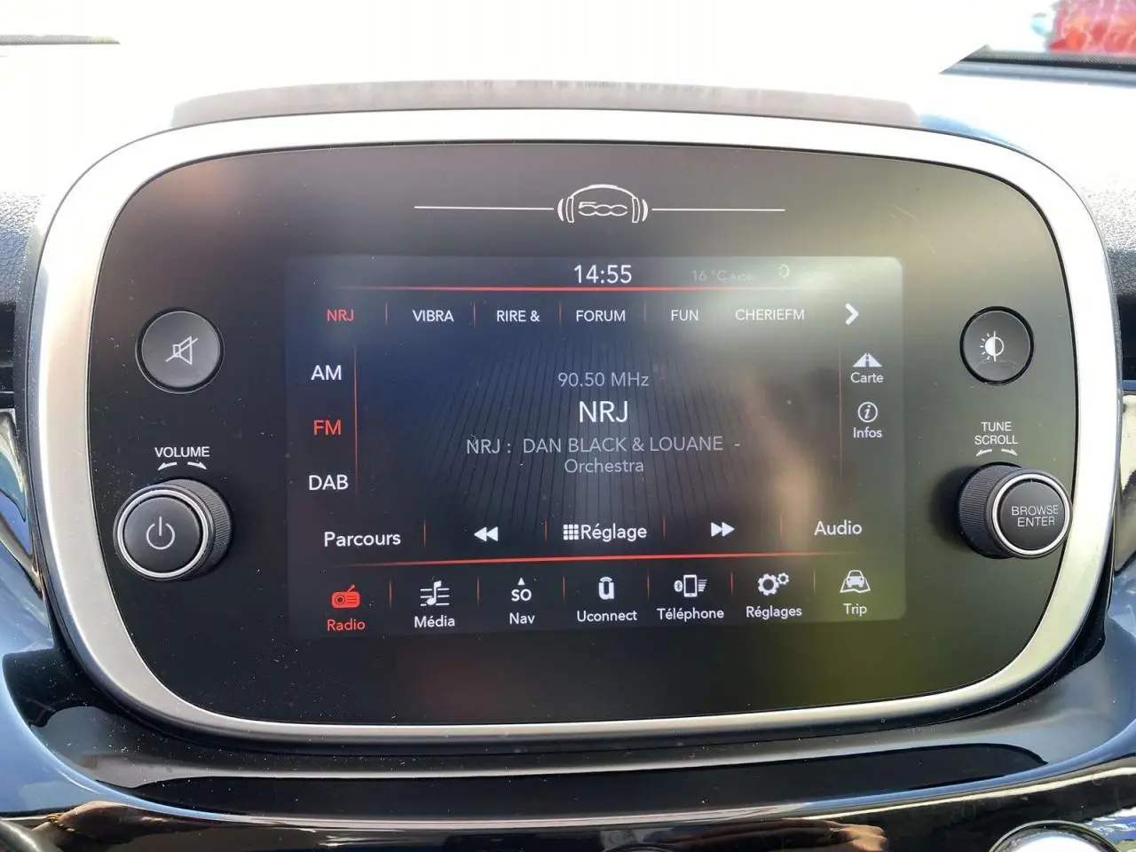 Écran tactile central du système multimédia de la Fiat 500X 2019 affichant la radio NRJ en mode FM.