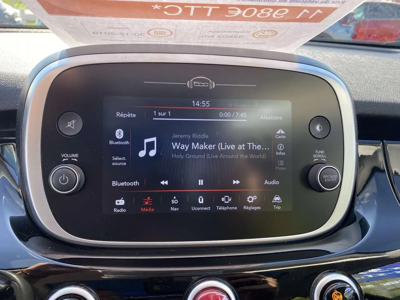 Écran tactile central de la FIAT 500X noir, affichant la lecture Bluetooth d'une musique, vue de face intérieure.
