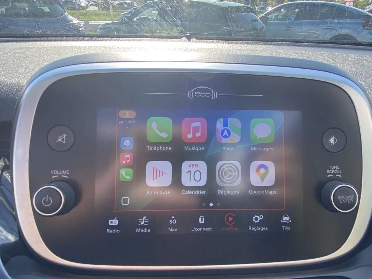 Écran tactile central du système multimédia FIAT 500X 2019 affichant Apple CarPlay avec commandes autour.