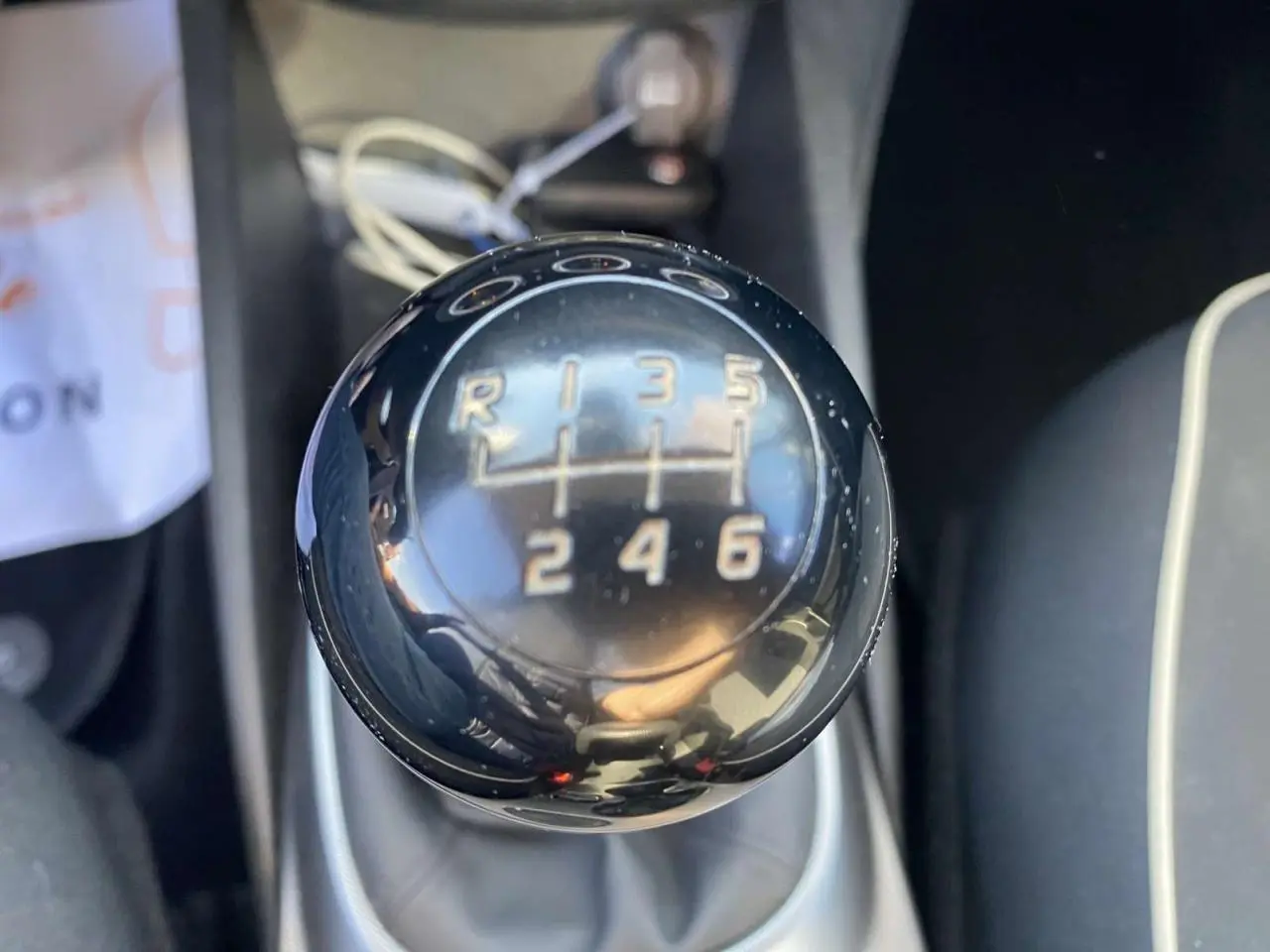 Gros plan sur le levier de vitesses manuel noir brillant de la Fiat 500X City Cross Business 2019.