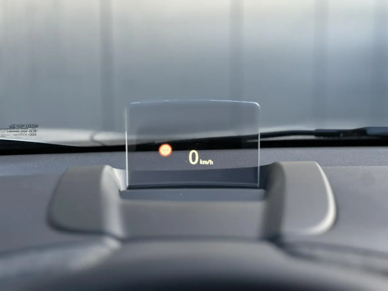 Affichage tête haute digital montrant la vitesse à 0 km/h sur le tableau de bord gris du Citroën C3 Aircross.