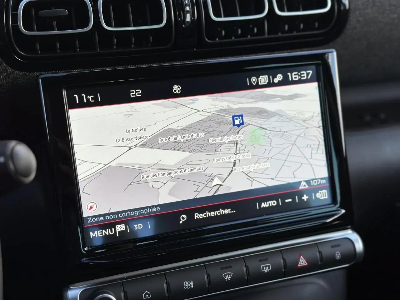 Écran tactile GPS central de la Citroën C3 Aircross 2024, affichant une carte en mode 3D, intérieur noir.