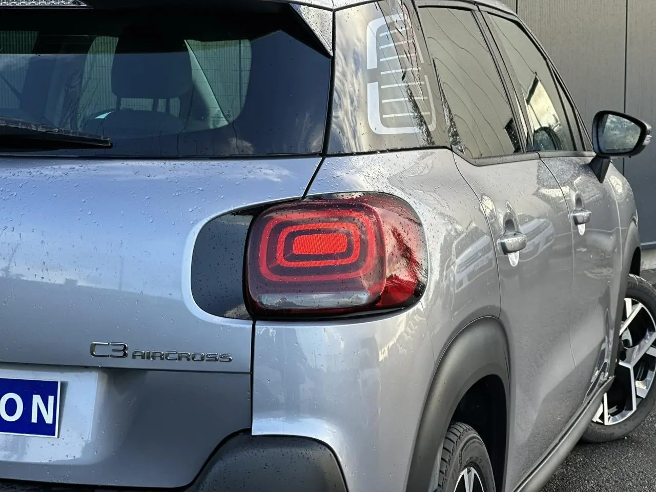 Vue arrière 3/4 droit du Citroën C3 Aircross gris Artense avec feux arrière LED et jantes alliage 17 pouces.