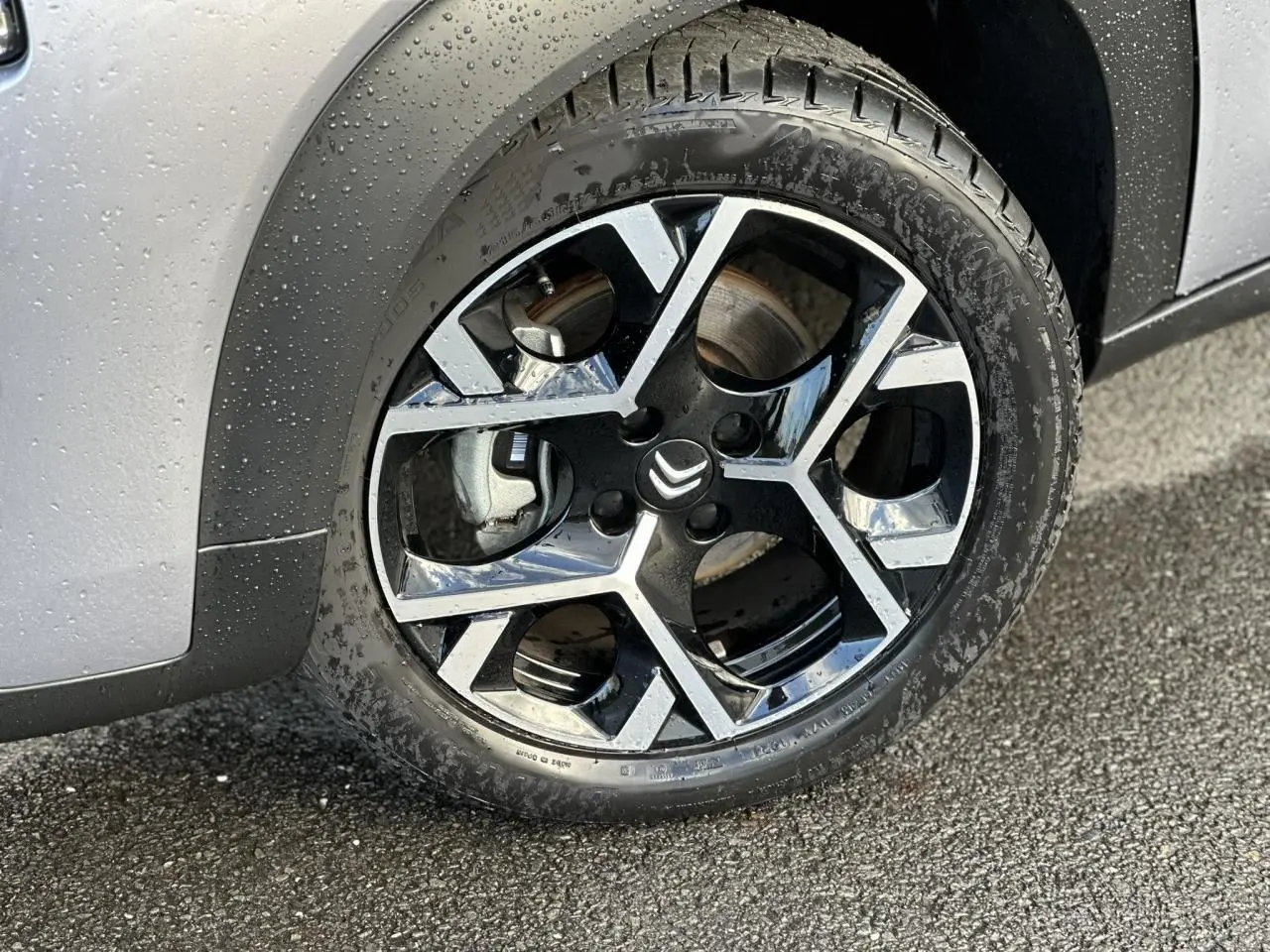 Gros plan sur la jante alliage 17'' Origami diamantée noire et argentée du Citroën C3 Aircross gris Artense.