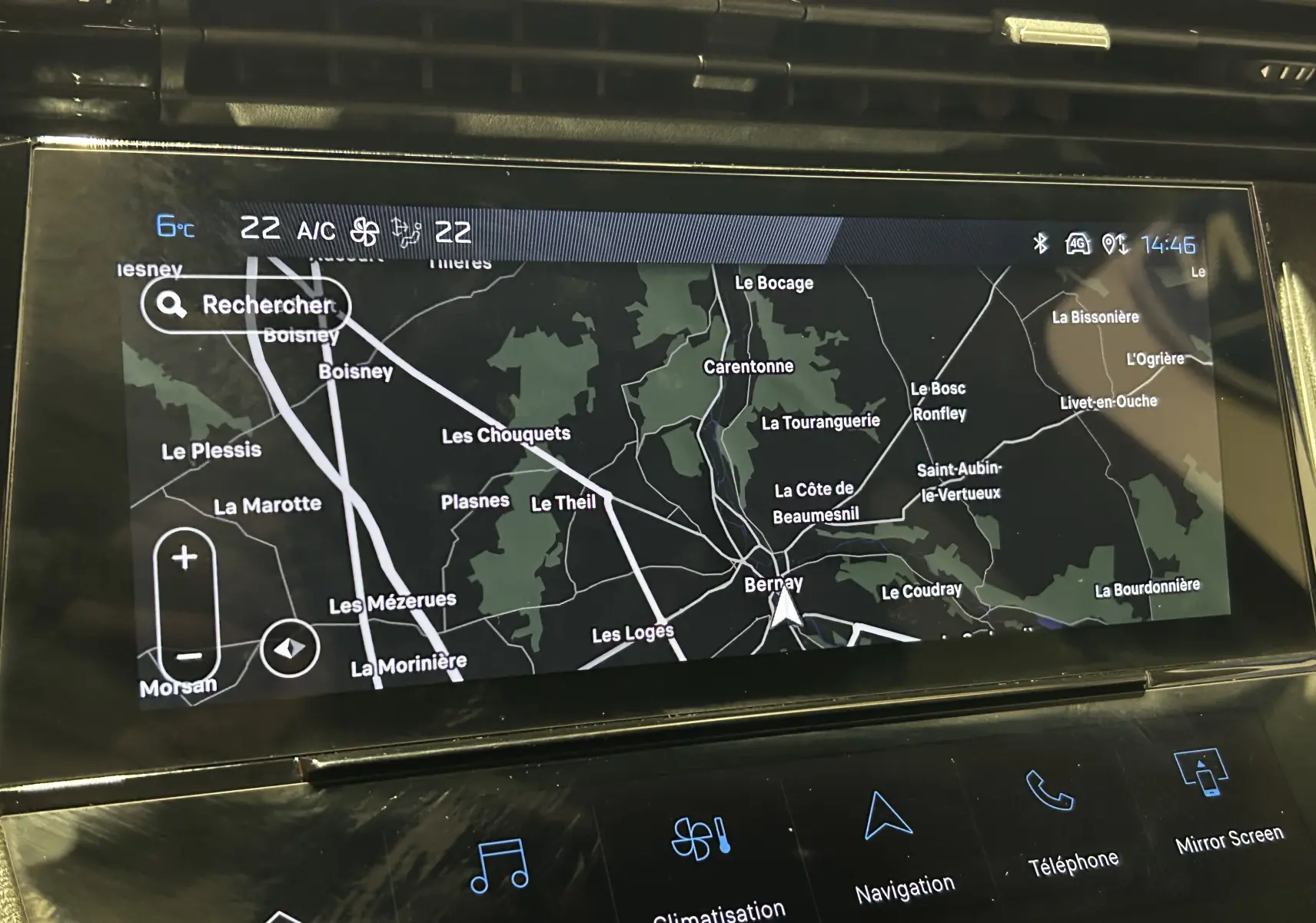 Gros plan sur l'écran tactile du GPS de la Peugeot 308 rouge 2024, affichant une carte de navigation détaillée.