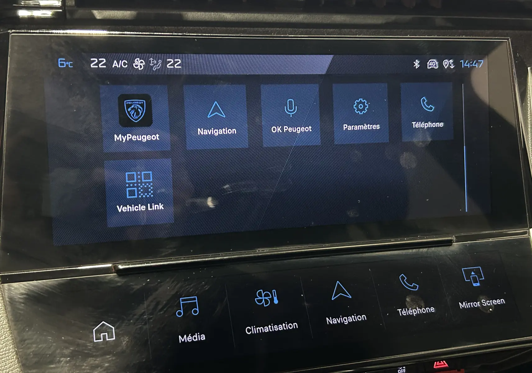 Écran tactile central de la Peugeot 308 rouge 2024 montrant les options Navigation, Téléphone et MyPeugeot.