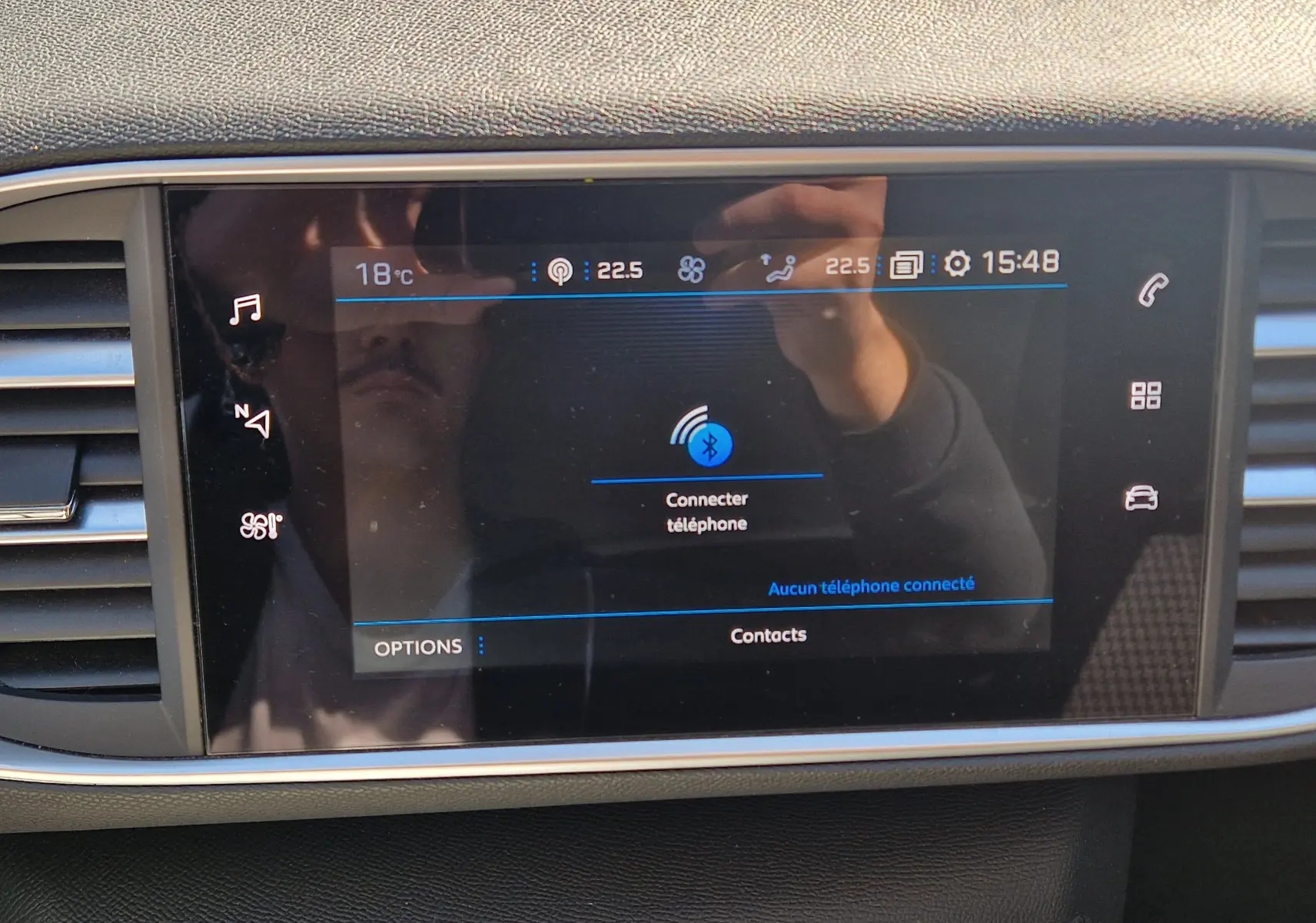 Écran tactile central de la Peugeot 308 SW noir, affichant la connexion Bluetooth et les réglages climatiques à 15h48.