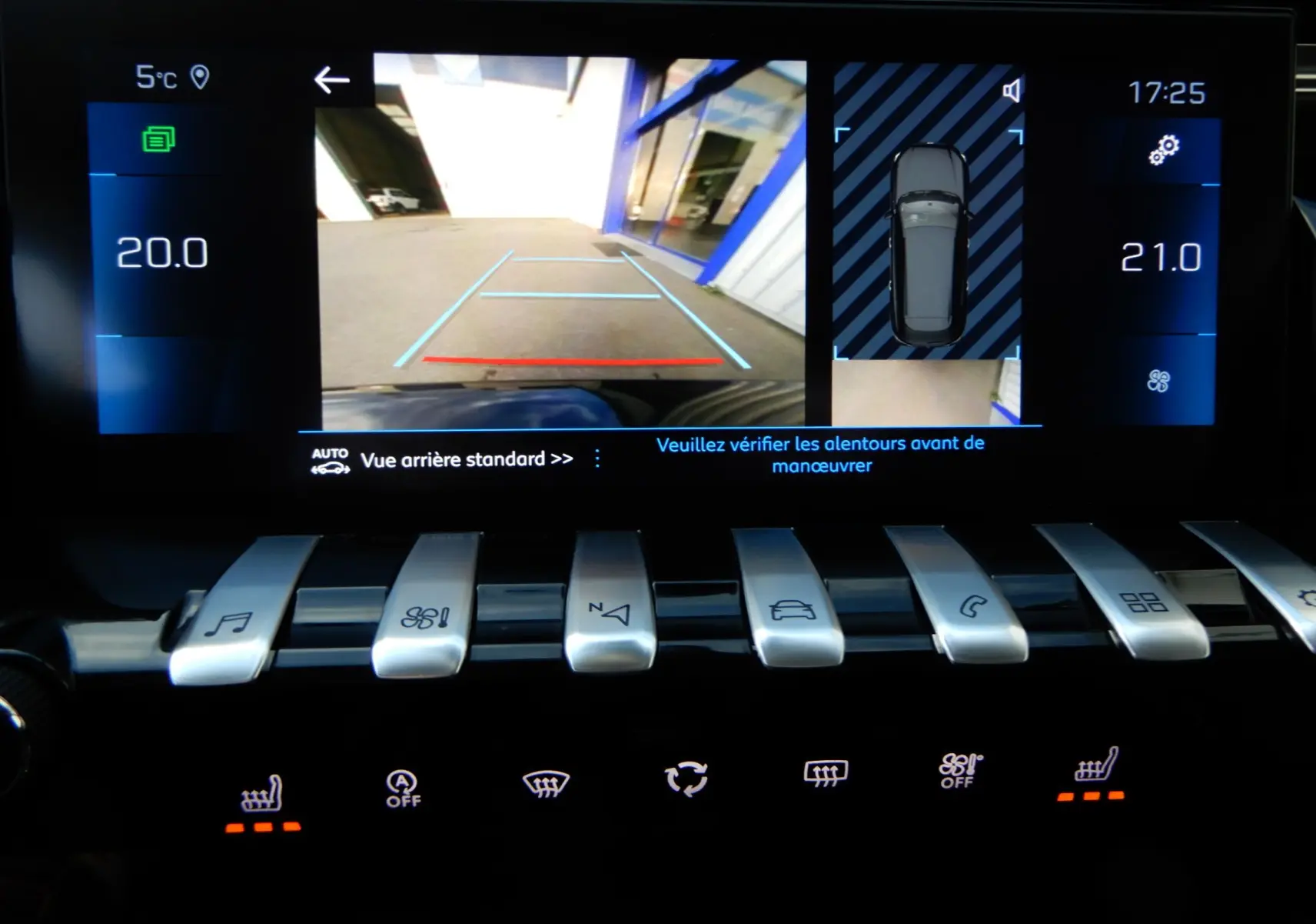 Vue de l'écran multimédia du Peugeot 508 SW noir, affichant la caméra de recul et les commandes tactiles de climatisation.