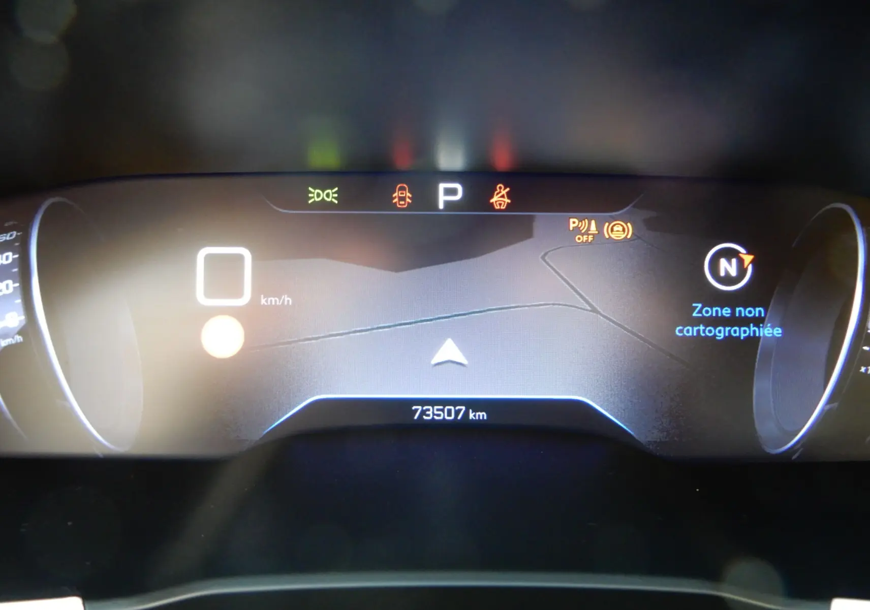 Tableau de bord numérique du Peugeot 508 SW noir, affichant 0 km/h et 73 507 km au compteur, avec alertes allumées.