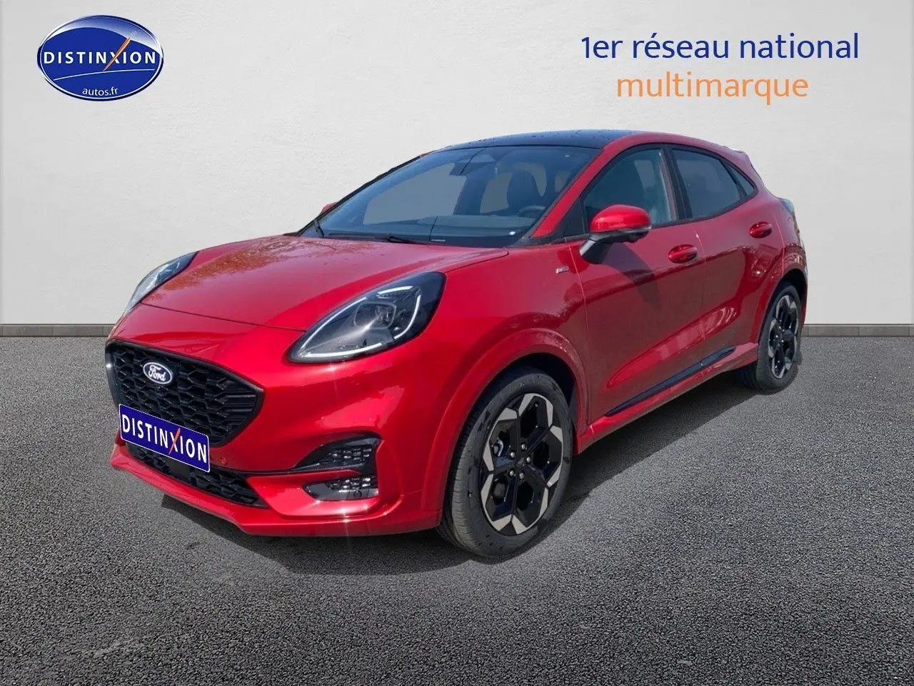 Ford Puma rouge métallisé vu en 3/4 avant droit, avec jantes alliage noires et toit ouvrant panoramique.