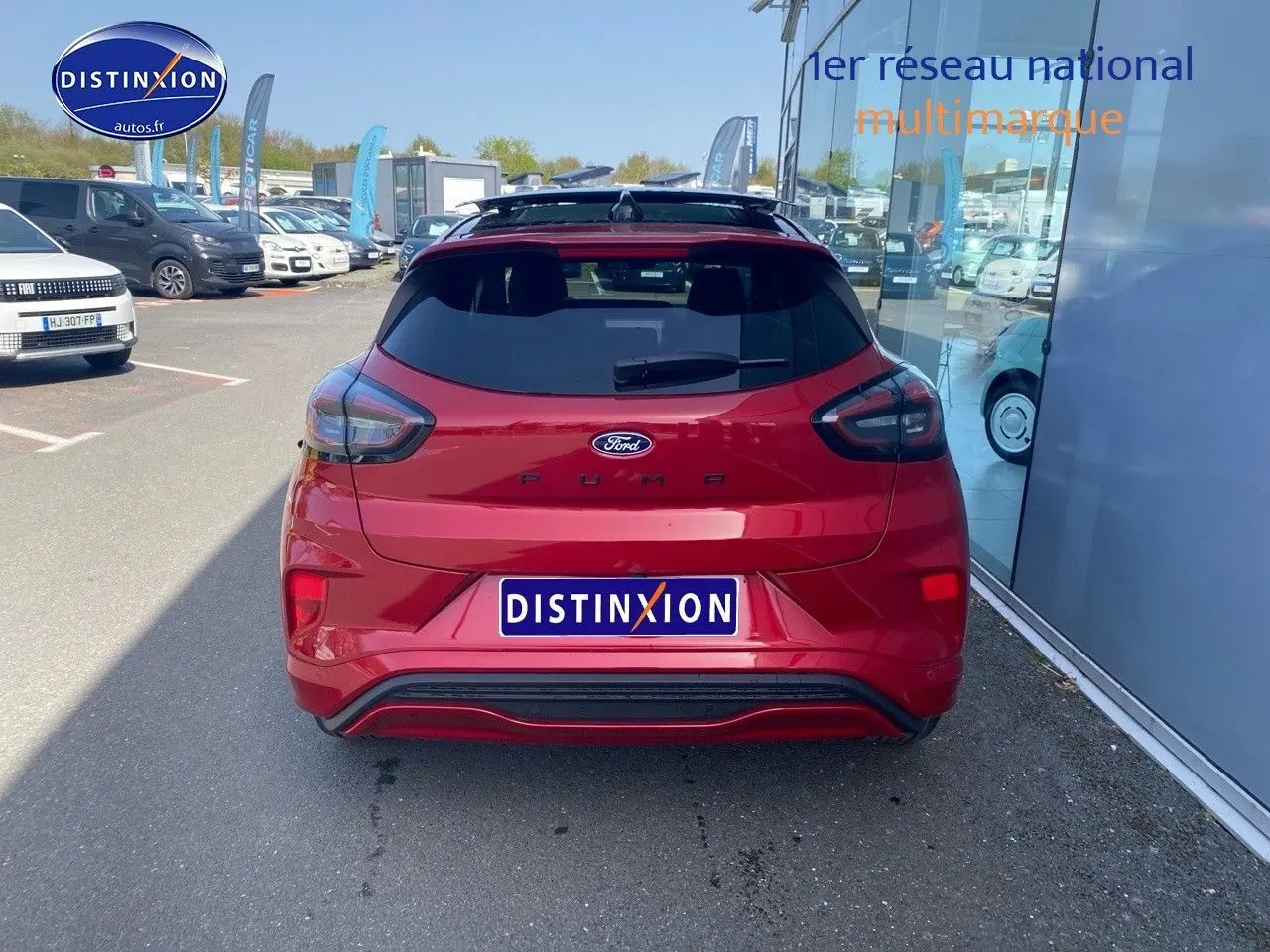 Vue arrière d'une Ford Puma rouge métallisée avec feux arrière LED et lunette arrière surteintée.
