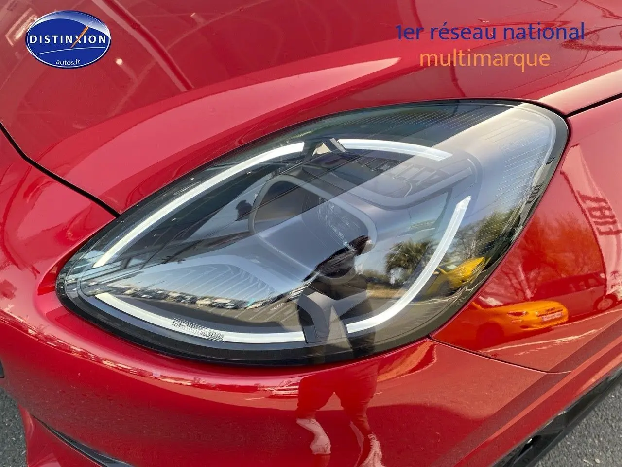 Gros plan sur le phare avant droit d’une Ford Puma rouge Fantastic Métallisée Premium avec éclairage LED distinctif.