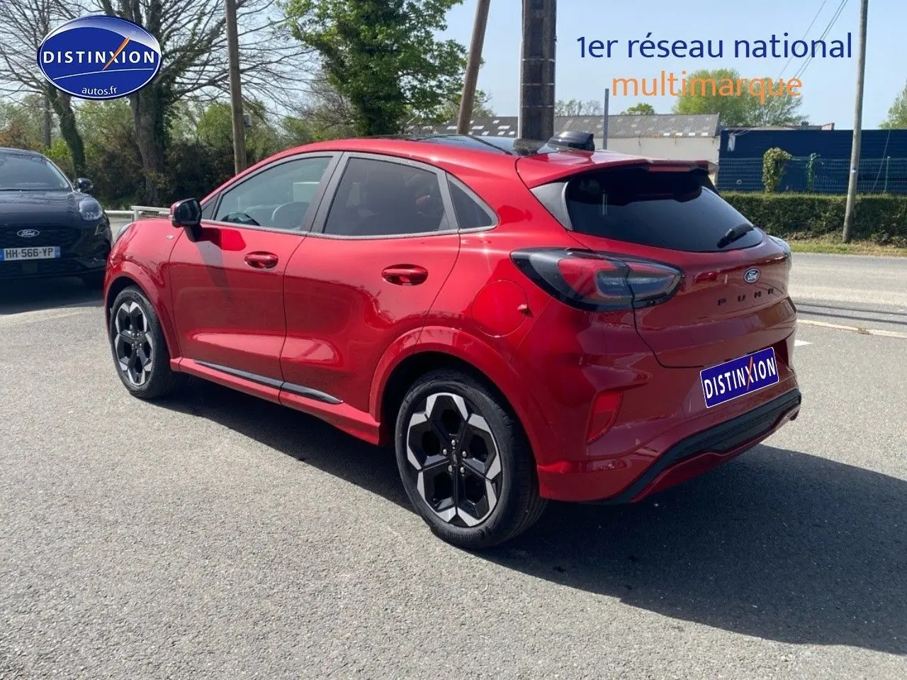 Vue 3/4 arrière droite d'un Ford Puma rouge métallisé avec jantes alu et vitres arrière surteintées.