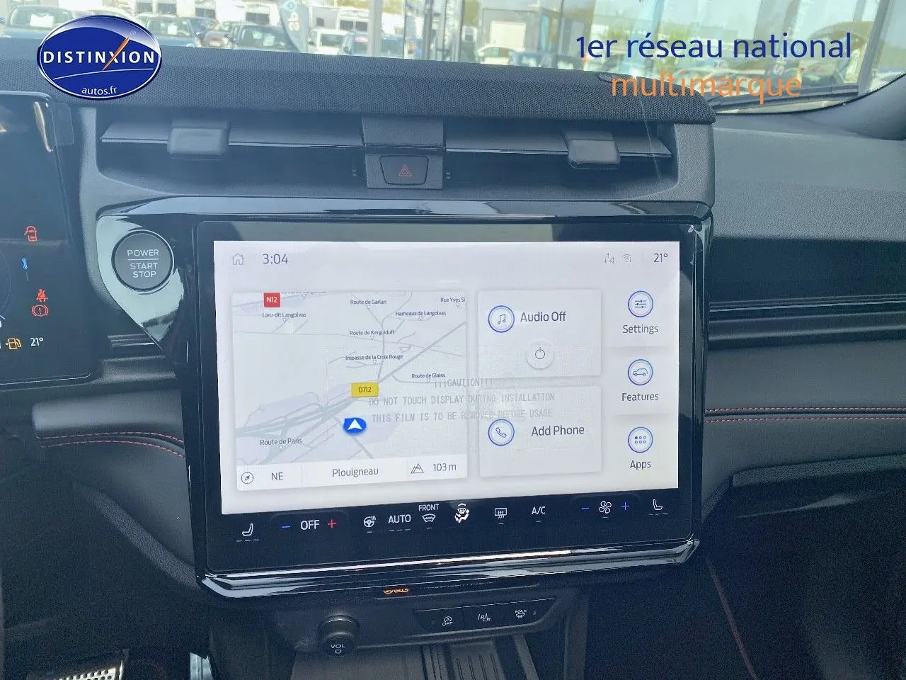 Vue intérieure centrée sur l'écran tactile du tableau de bord du Ford Puma 2026 avec détails de navigation et commandes clim.