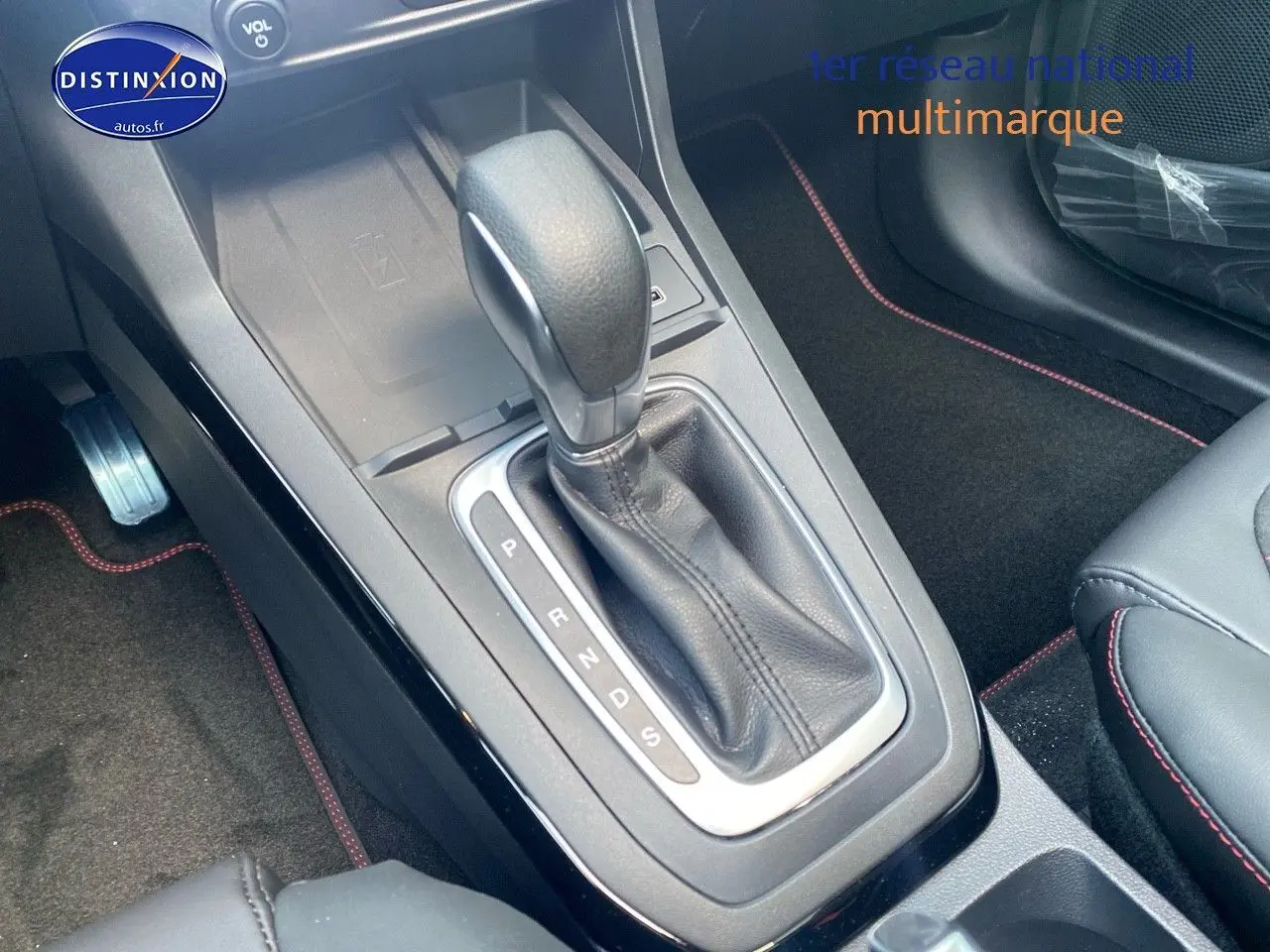 Le levier de vitesse automatique en cuir noir de la Ford Puma 2026 avec surpiqûres rouges visibles sur les sièges et tapis.