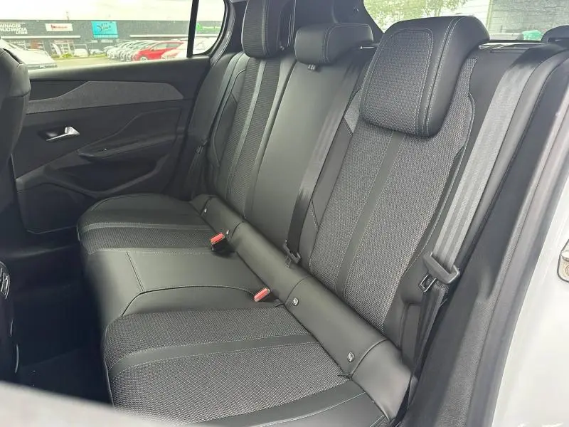 Vue latérale droite de la banquette arrière en tissu et cuir noir de la Peugeot 308 1.2 Hybrid 145ch Allure 2025.