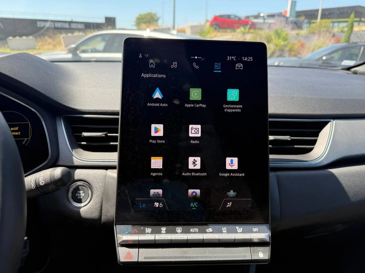 Vue intérieure centrée sur l’écran tactile vertical du tableau de bord du Renault Captur gris Rafale métallisé/Noir Etoilé.