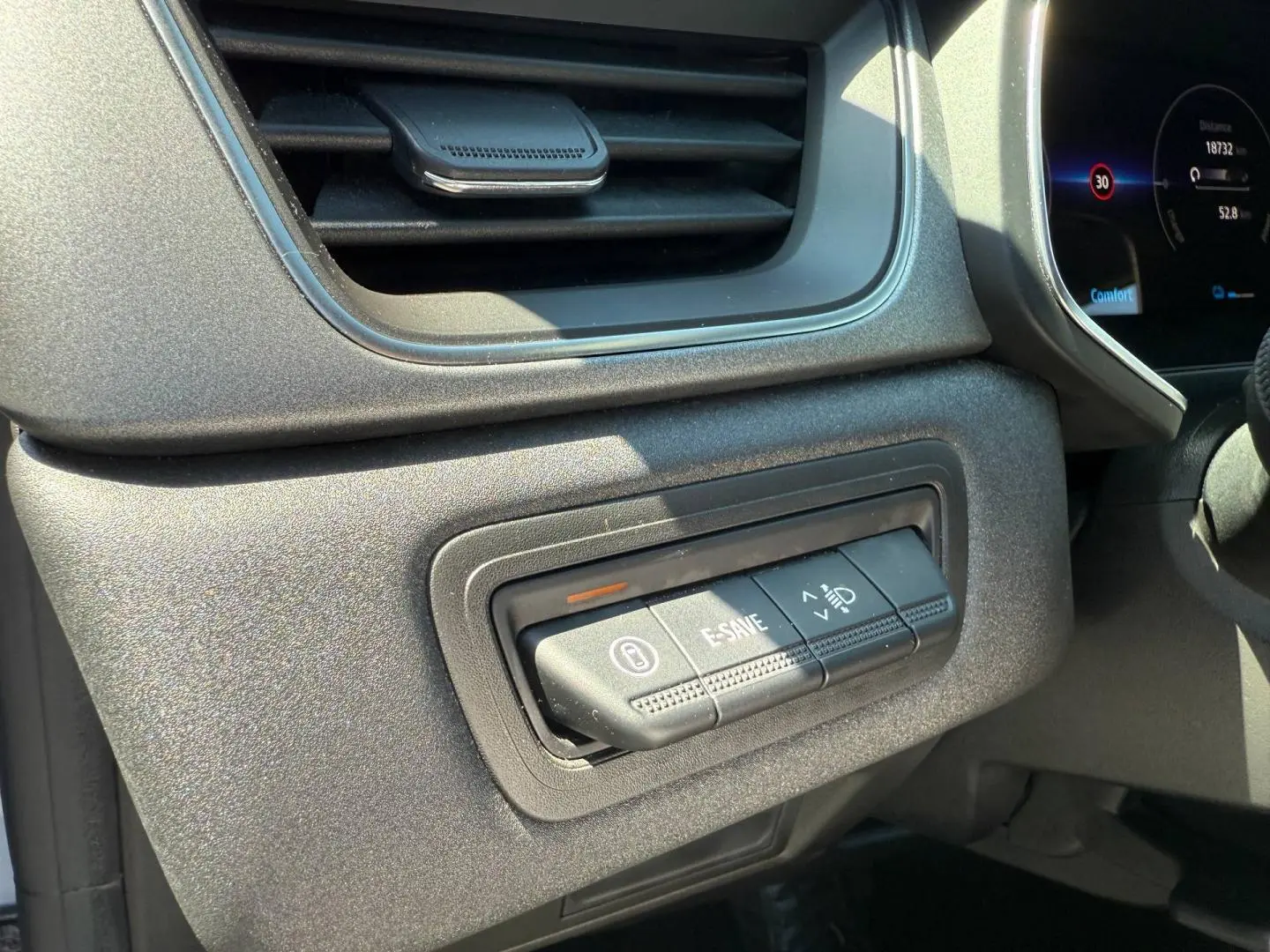 Détail du tableau de bord côté gauche du Renault Captur 2025 avec commandes E-SAVE et réglage des phares.
