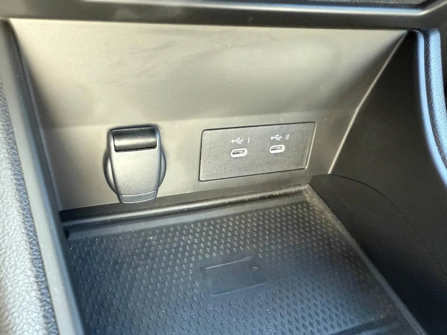 Détail de la console centrale du Renault Captur 2025 avec prises USB-C et prise 12V, finition noire.
