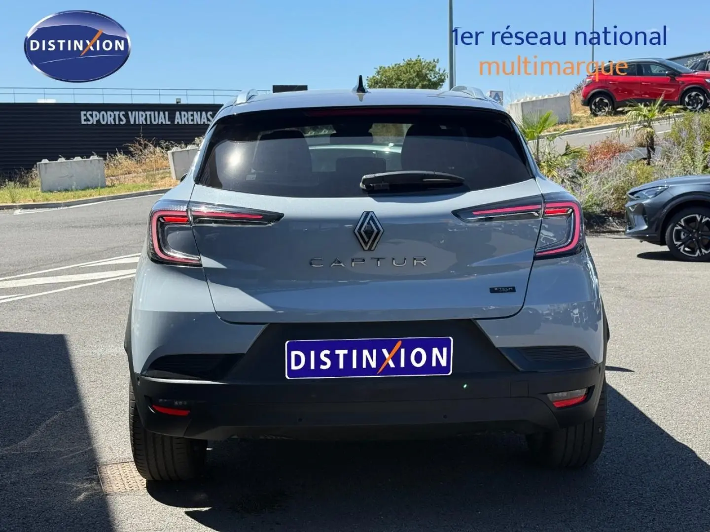 Vue arrière d'un Renault Captur 2025 gris Rafale métallisé avec feux arrière LED et toit noir étoilé.