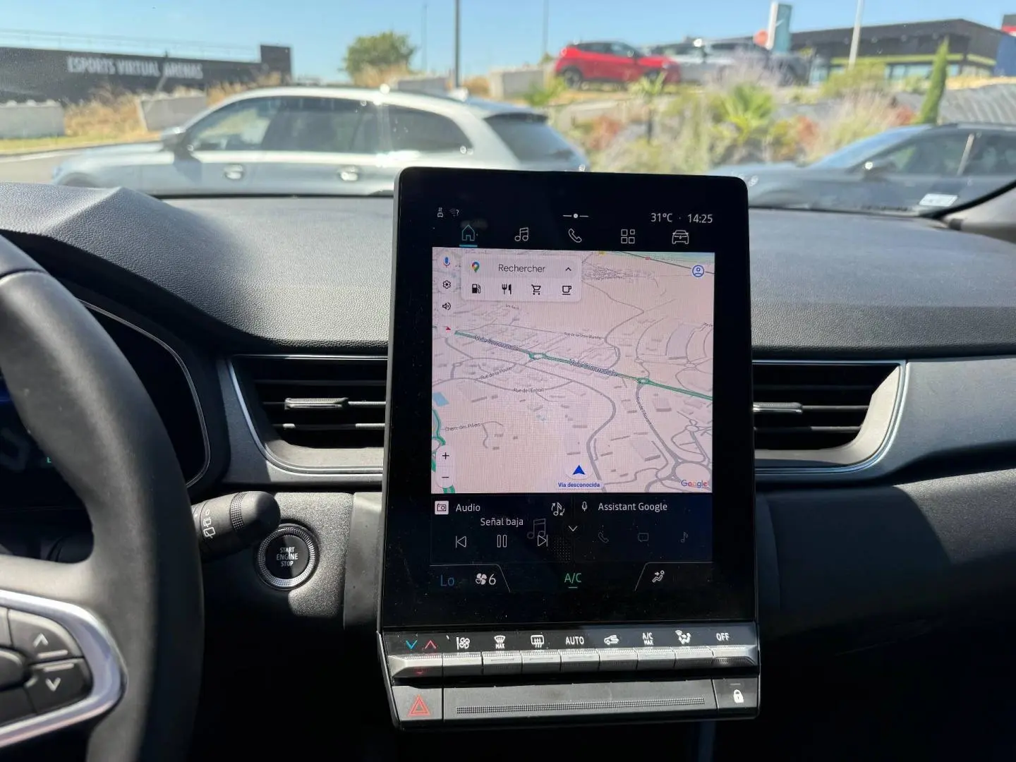 Vue intérieure centrée sur l’écran tactile du tableau de bord du Renault Captur 2025, volant partiel visible à gauche.