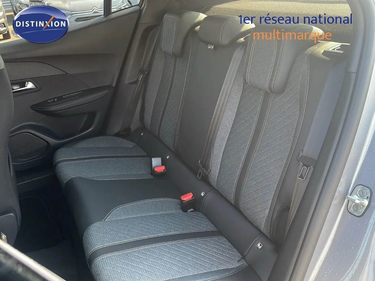 Vue intérieure côté arrière droit des sièges arrière gris et noir du Peugeot 2008 Hybrid 2025 finition Allure.