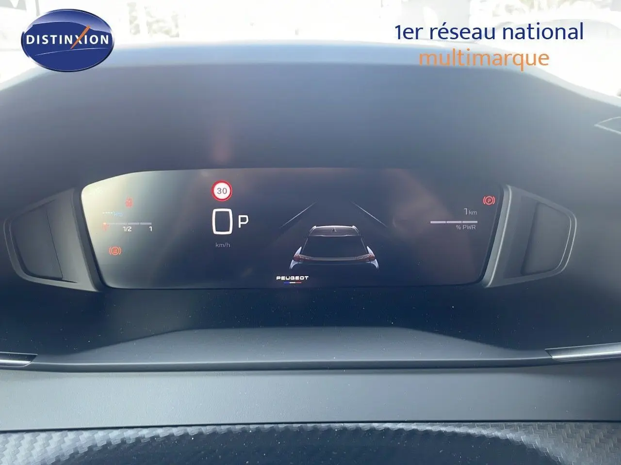 Tableau de bord numérique du Peugeot 2008 Hybrid 136ch, affichant la vitesse et l'état du véhicule en vue frontale.
