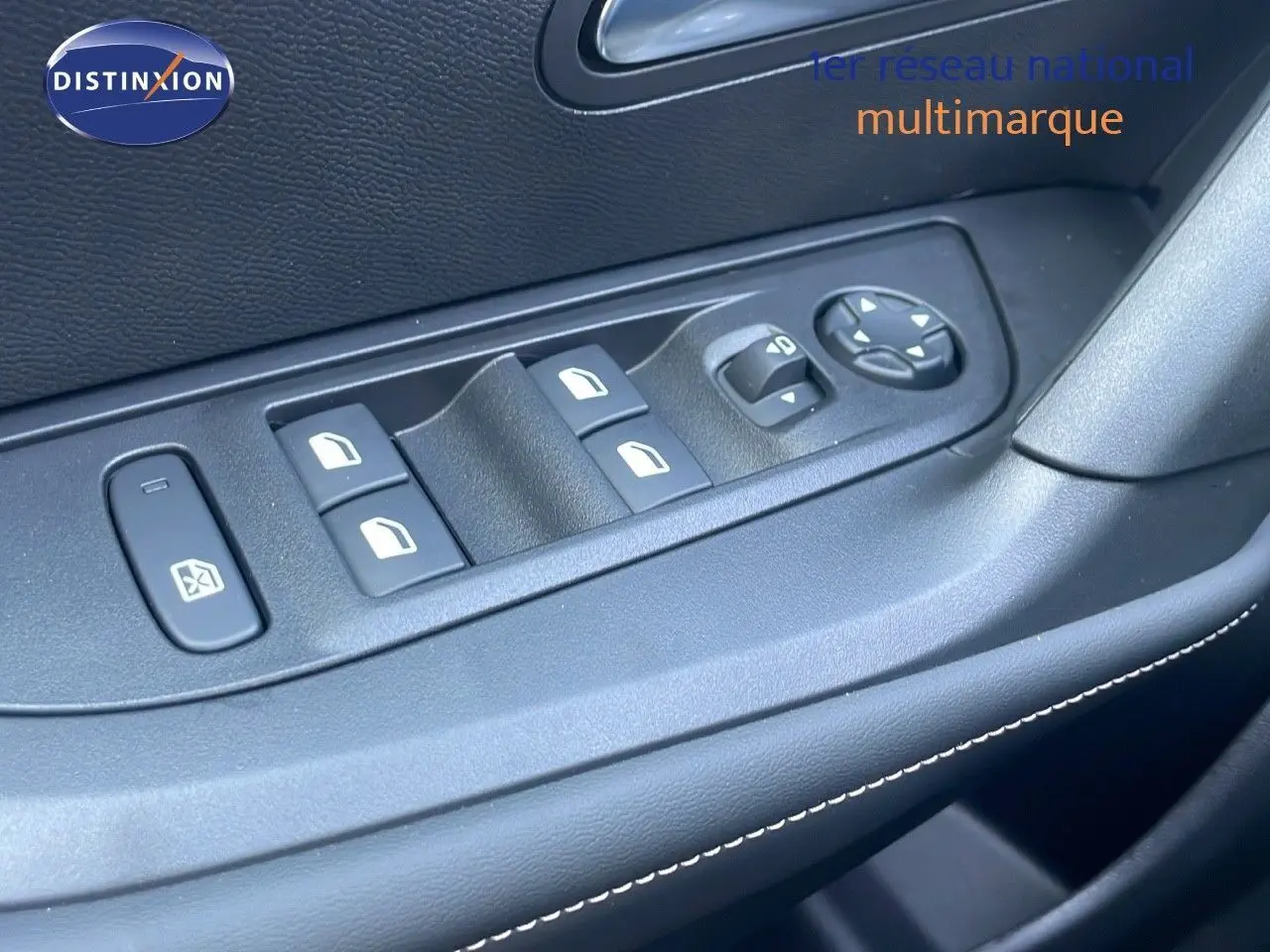 Commandes des vitres électriques et réglage des rétroviseurs sur la porte côté conducteur d'un Peugeot 2008 gris Artense 2025.