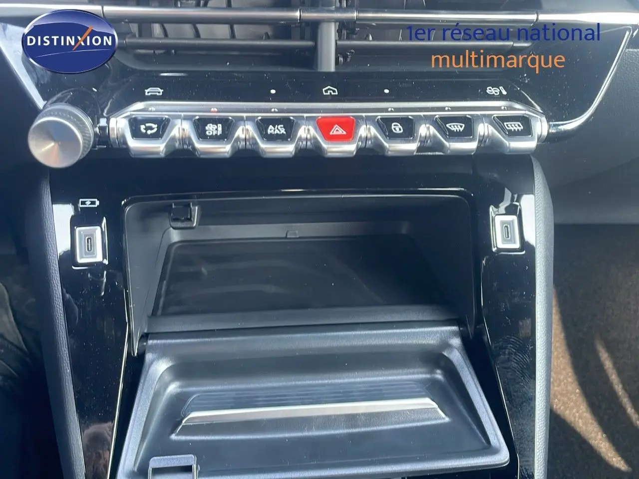 Console centrale du Peugeot 2008 Hybrid 136ch Allure 2025 avec rangements et boutons de commande en ligne chromés.