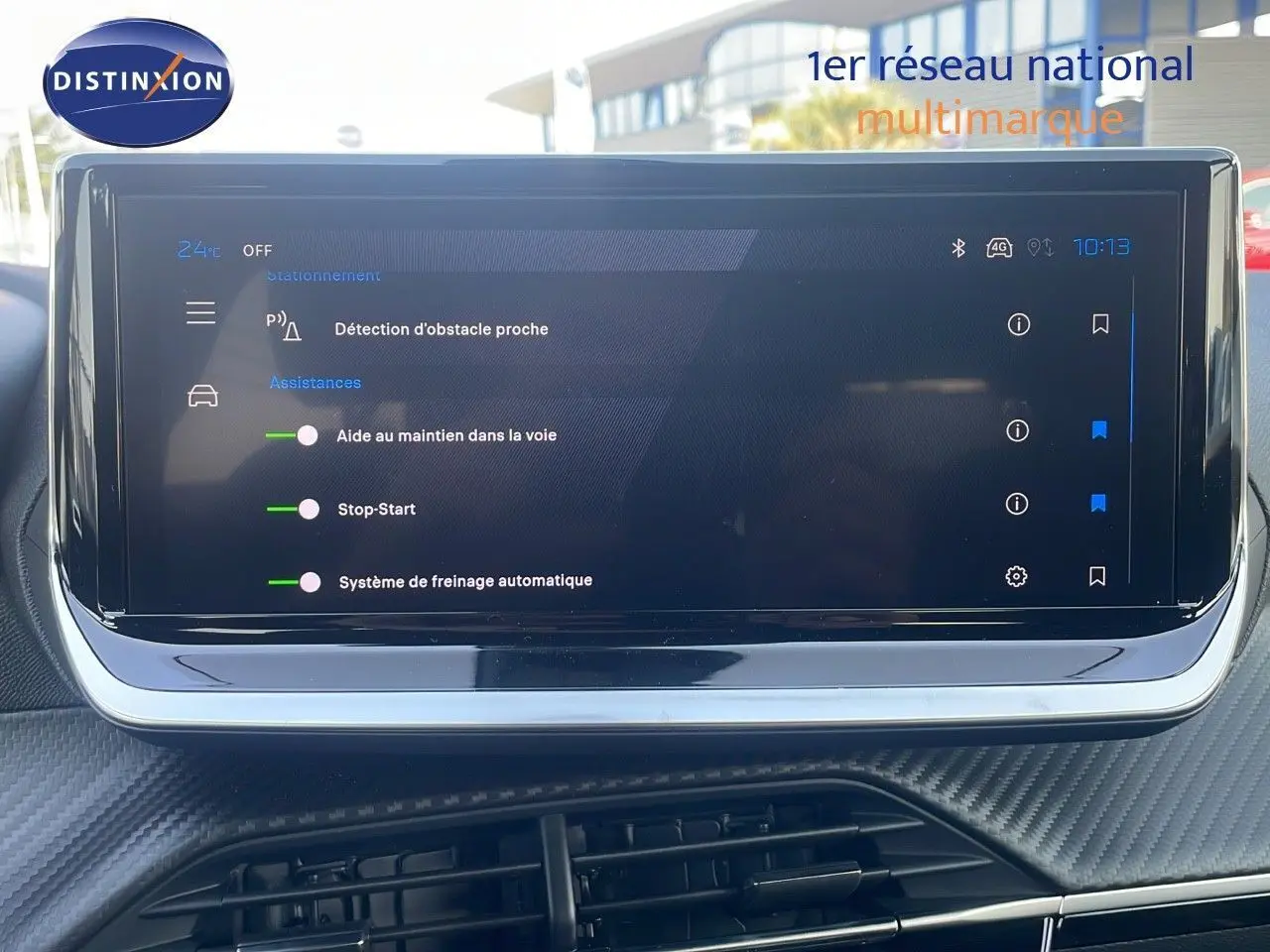 Écran tactile central affichant les aides à la conduite dans l'habitacle du Peugeot 2008 gris Artense Metal.