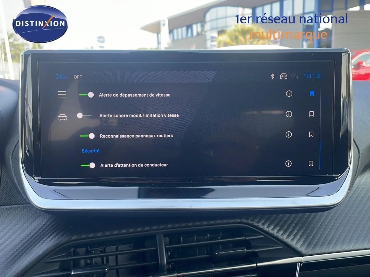 Écran tactile central affichant les alertes de sécurité du Peugeot 2008 Hybrid 136ch finition Allure.
