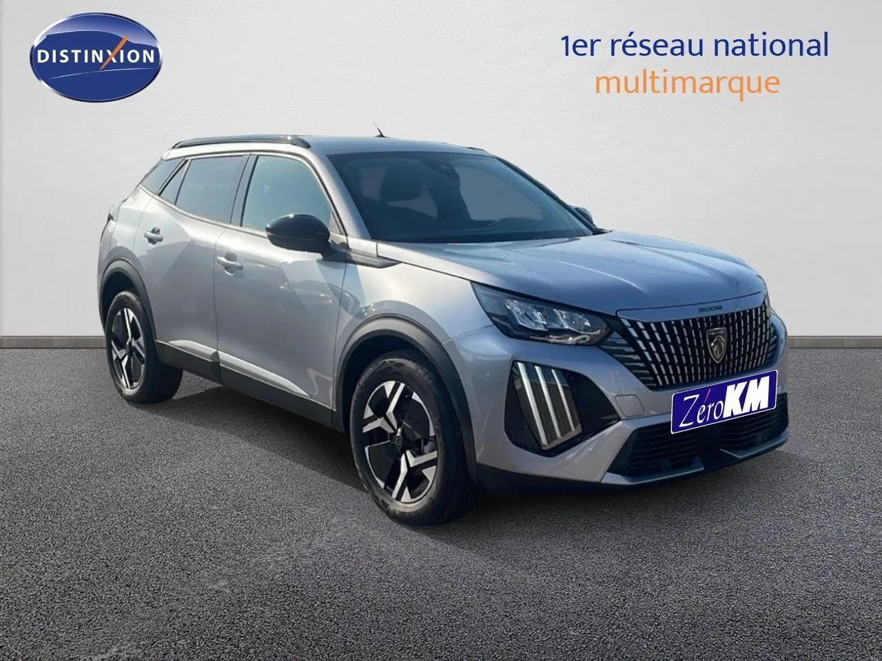 Peugeot 2008 Hybrid 136ch gris Artense métal en 3/4 avant droit avec calandre distinctive et jantes bicolores.