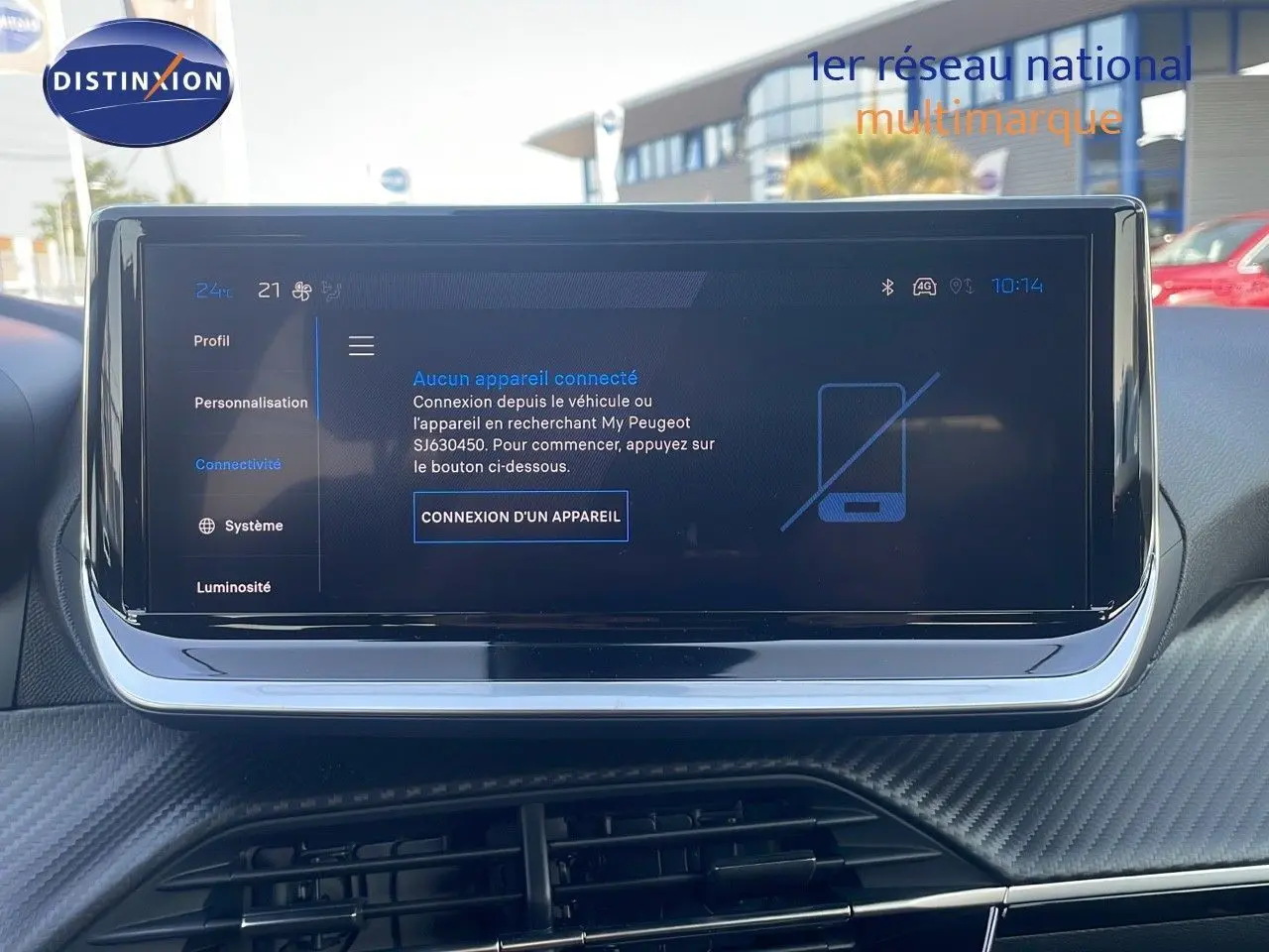Écran tactile central du tableau de bord du Peugeot 2008 Hybrid gris Artense, affichant le menu de connexion Bluetooth.