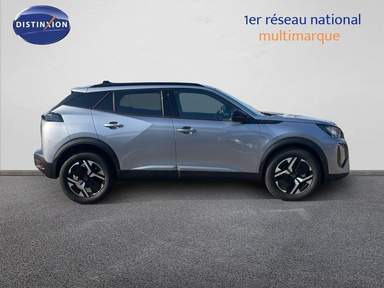 Peugeot 2008 Hybrid gris Artense métal en profil droit, soulignant ses jantes noires et lignes modernes.