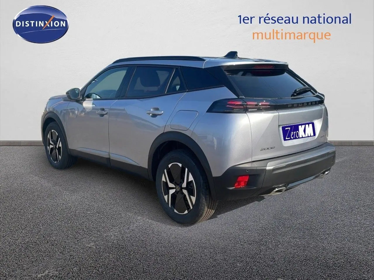 Peugeot 2008 Hybrid gris Artense métal en 3/4 arrière droit, avec toit noir et feux LED distinctifs.