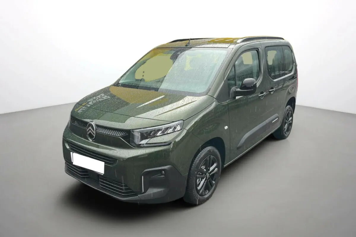 Citroën Berlingo BlueHDi 130 2025 en Sirkka green, vue 3/4 avant droit avec pluie sur la carrosserie.