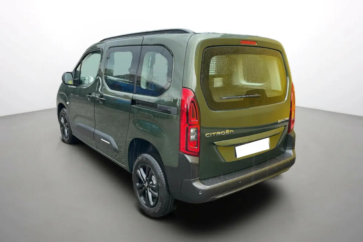 Vue 3/4 arrière du Citroën Berlingo BlueHDi 130 EAT8 Max 2025 en vert Sirkka avec vitres teintées et jantes noires.