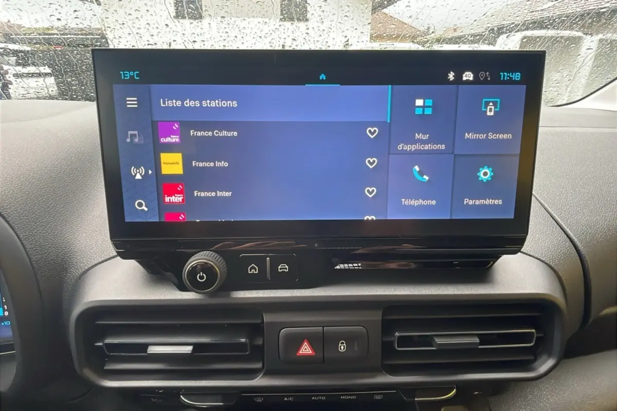 Écran tactile central du tableau de bord du Citroën Berlingo Sirkka green 2025, affichant la liste des stations radio