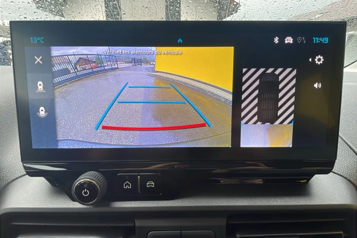 Écran multimédia du Citroën Berlingo 2025 affichant la caméra de recul avec lignes de guidage et vue 360° du véhicule.