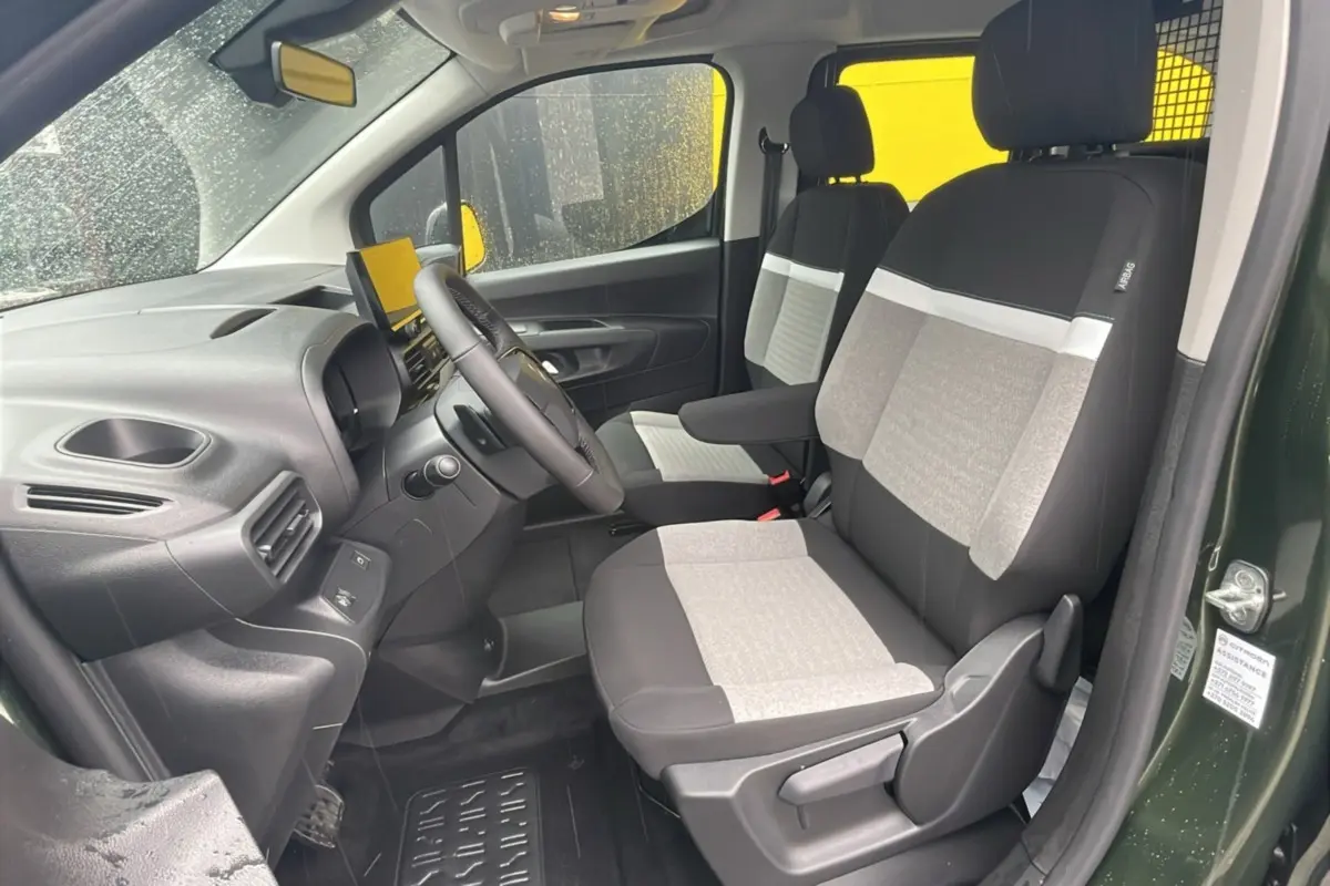 Intérieur du Citroën Berlingo BlueHDi 130 EAT8 Max 2025, vue côté conducteur, sièges bi-ton gris et noir, volant et tableau de bord visibles.