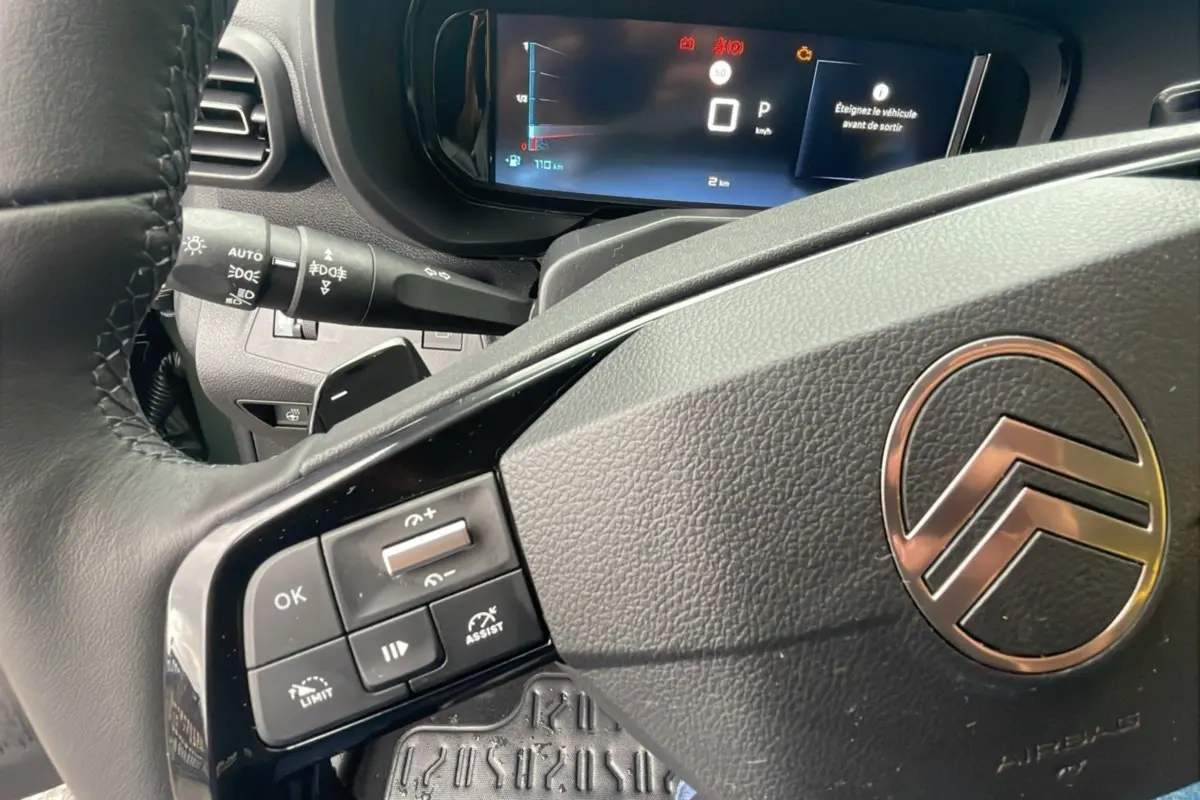 Gros plan sur le volant et le tableau de bord numérique du Citroën Berlingo 2025, version BlueHDi 130 EAT8 Max.