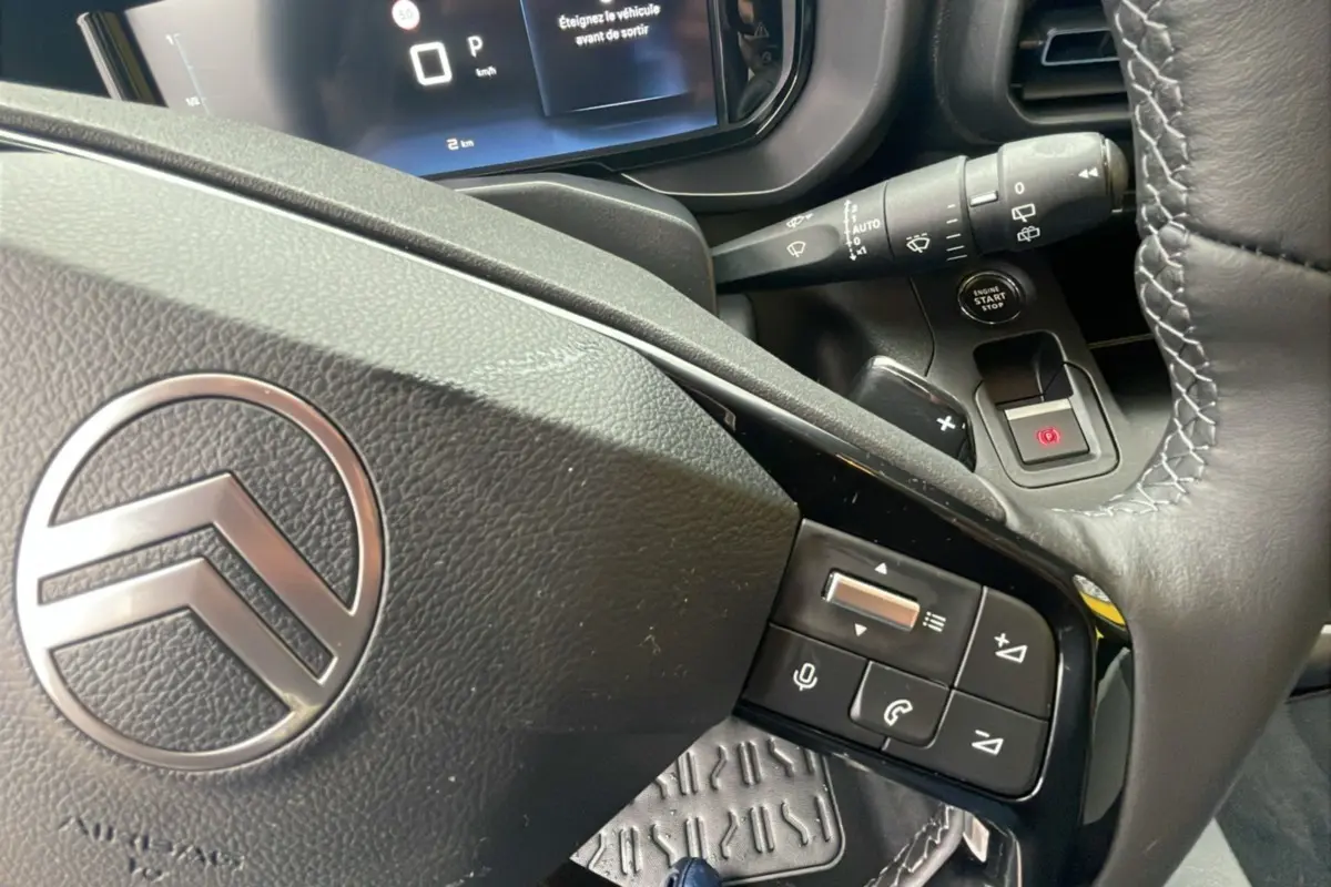 Gros plan sur le volant et le tableau de bord numérique du Citroën Berlingo BlueHDi 130 EAT8 Max, intérieur noir.