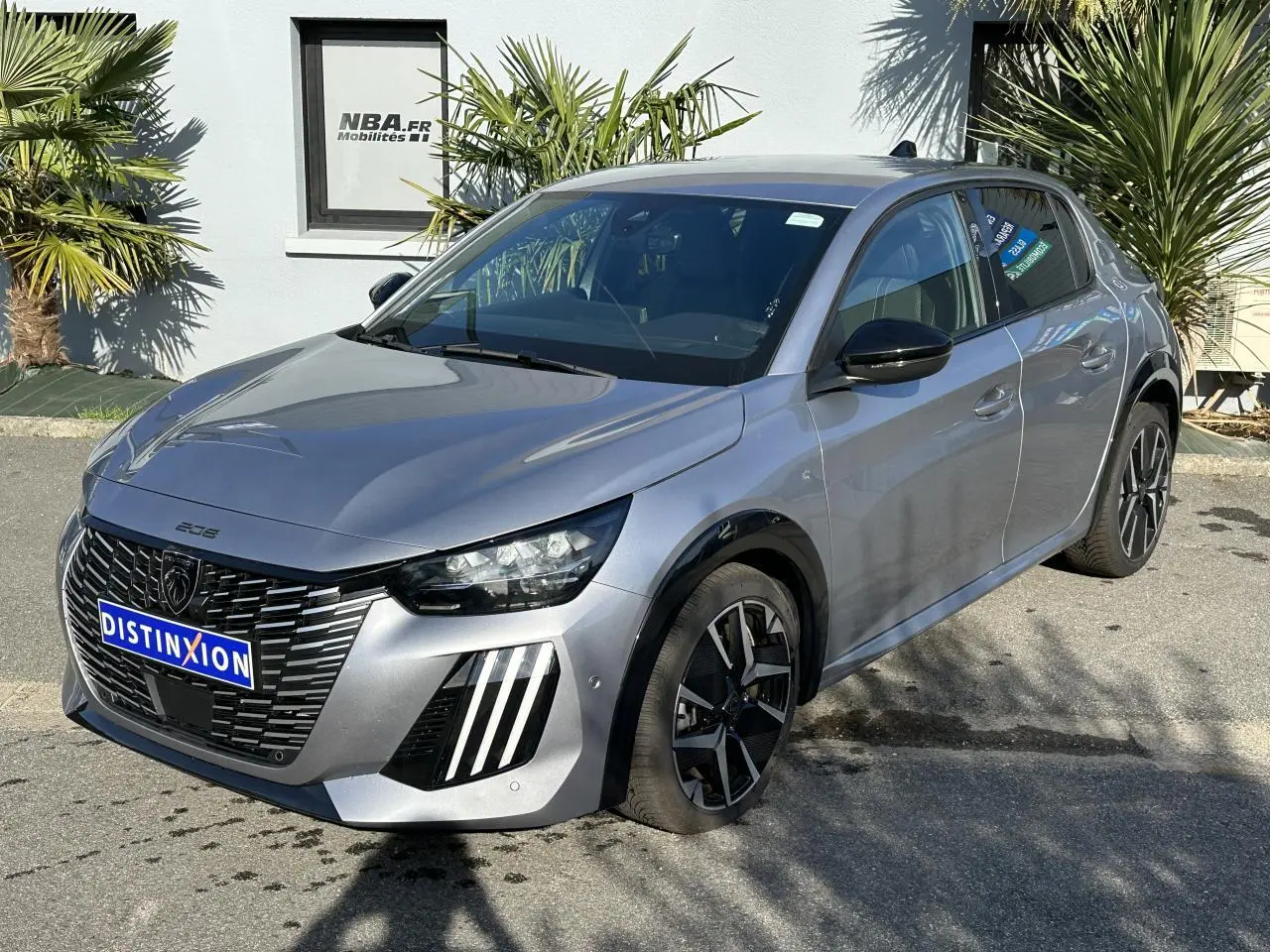 PEUGEOT 208 Hybrid 145 gris Artense vue 3/4 avant droit avec jantes alliage bi-tons et phares LED griffes